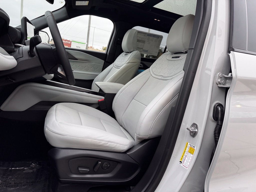 2027 Ford Explorer Platinum w/Panoramic Vista Roof + Ultimate Pkg