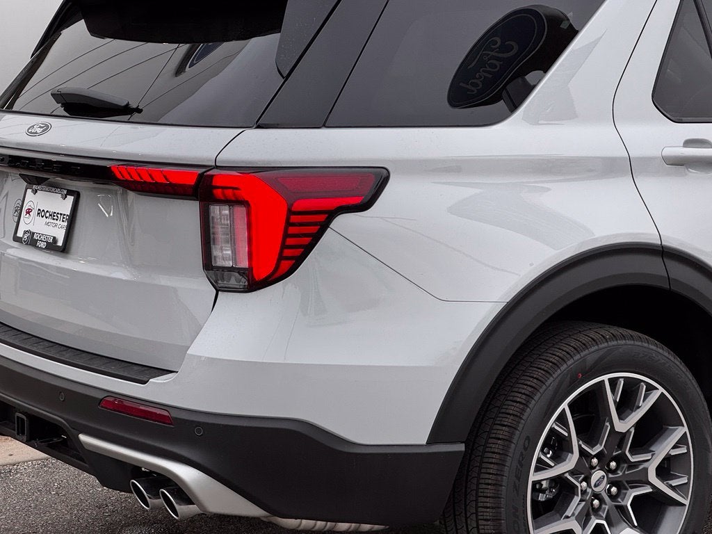 2027 Ford Explorer Platinum w/Panoramic Vista Roof + Ultimate Pkg