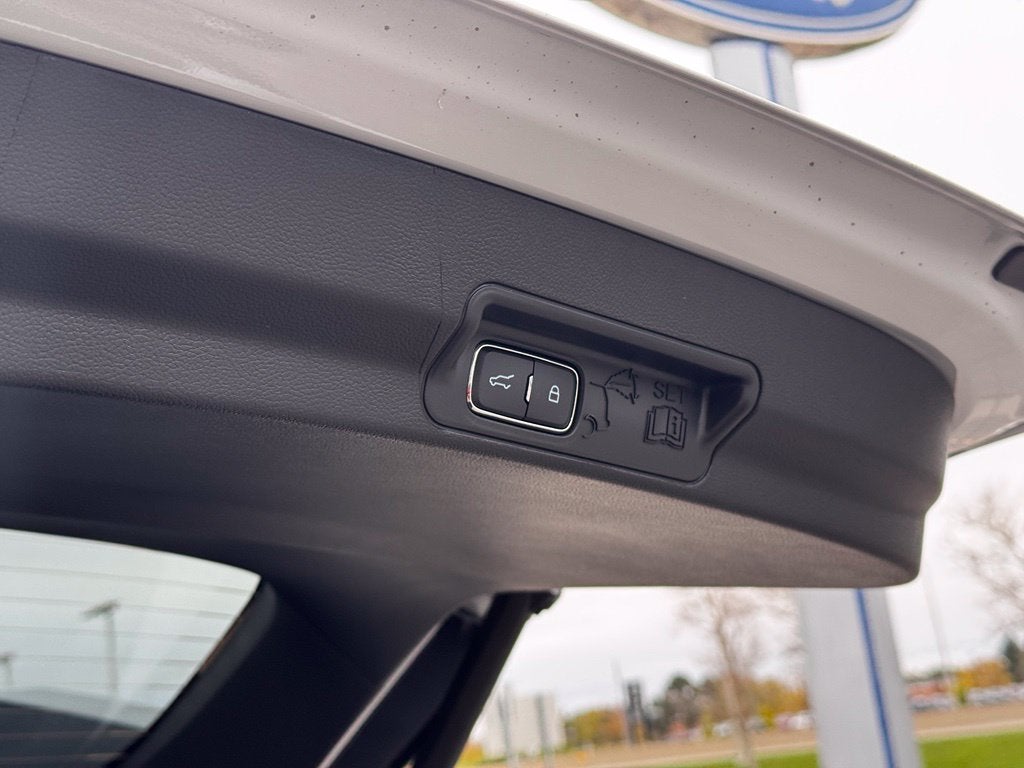 2027 Ford Explorer Platinum w/Panoramic Vista Roof + Ultimate Pkg