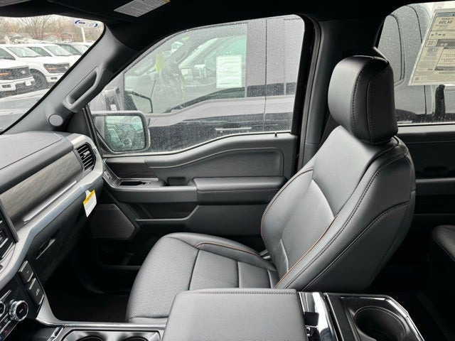 2025 Ford F-150 Lariat w/Tailgate Step