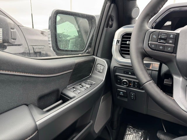 2025 Ford F-150 Lariat w/Tailgate Step