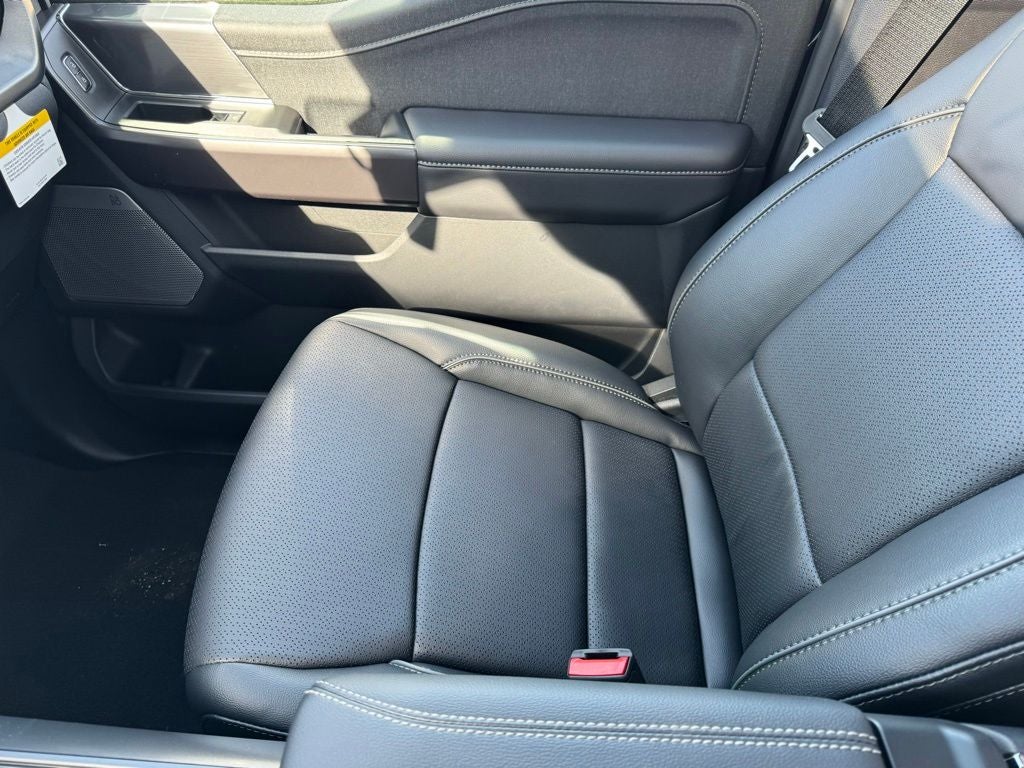 2026 Ford F-150 Lariat w/Twin Panel Roof + FX4 Pkg