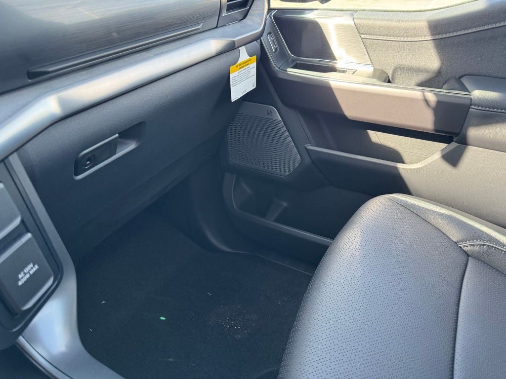 2026 Ford F-150 Lariat w/Twin Panel Roof + FX4 Pkg