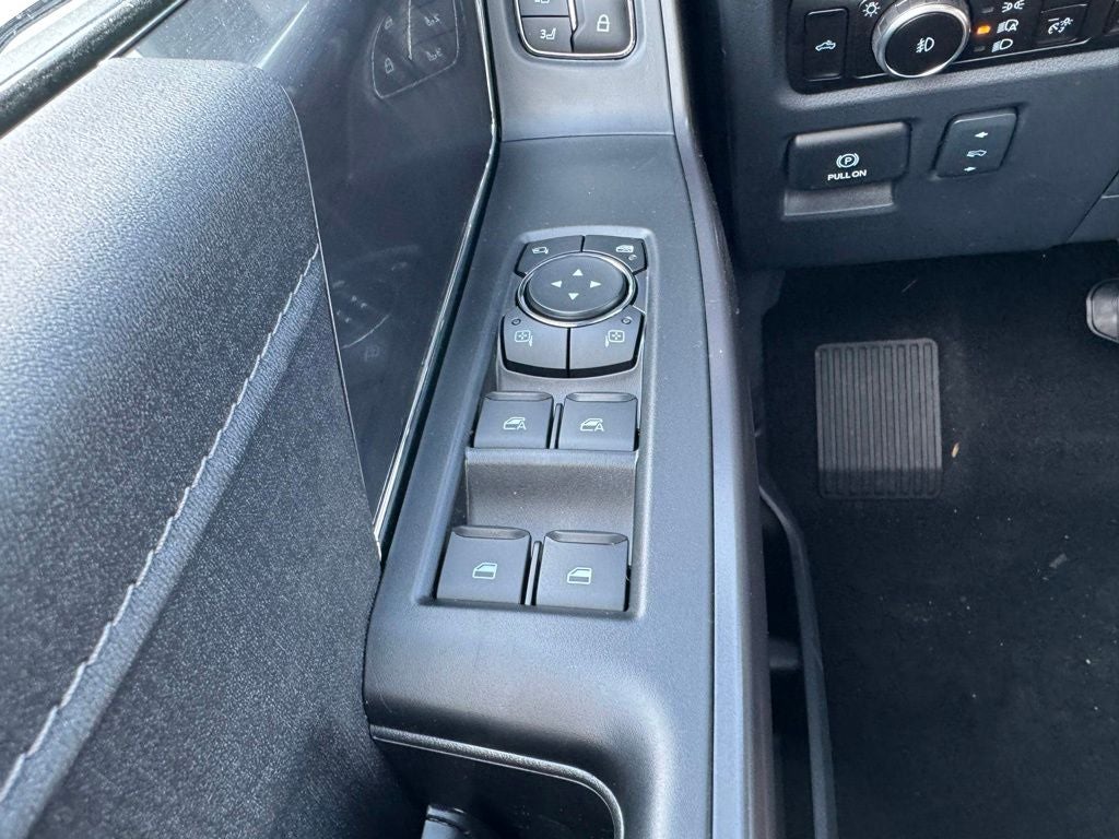 2026 Ford F-150 Lariat w/Twin Panel Roof + FX4 Pkg