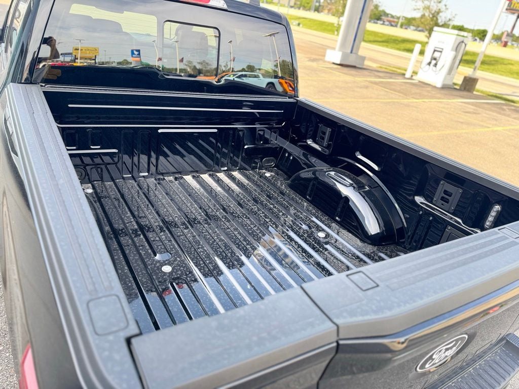 2026 Ford F-150 Lariat w/Twin Panel Roof + FX4 Pkg