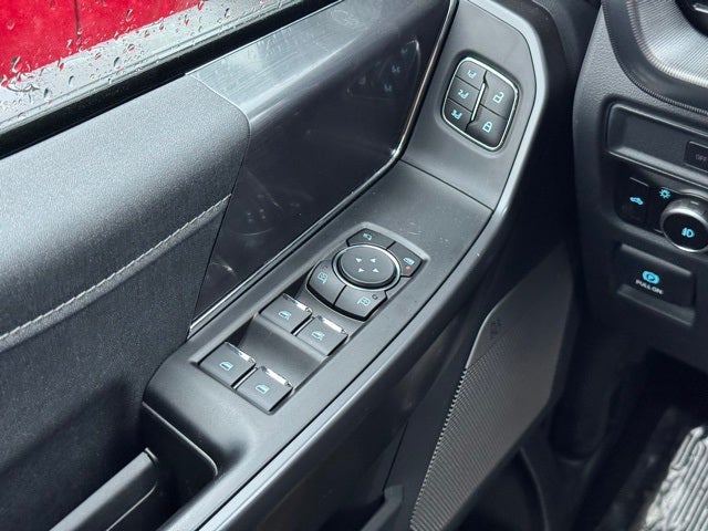 2025 Ford F-150 Lariat w/Tailgate Step + Black App Pkg