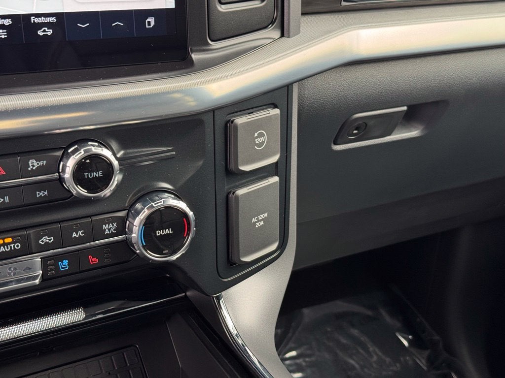2026 Ford F-150 Lariat w/Twin Panel Roof + FX4 Pkg