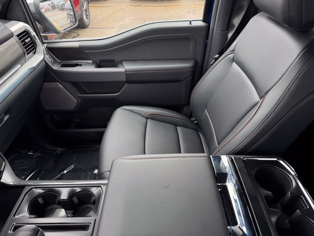2026 Ford F-150 Lariat w/Twin Panel Roof + FX4 Pkg