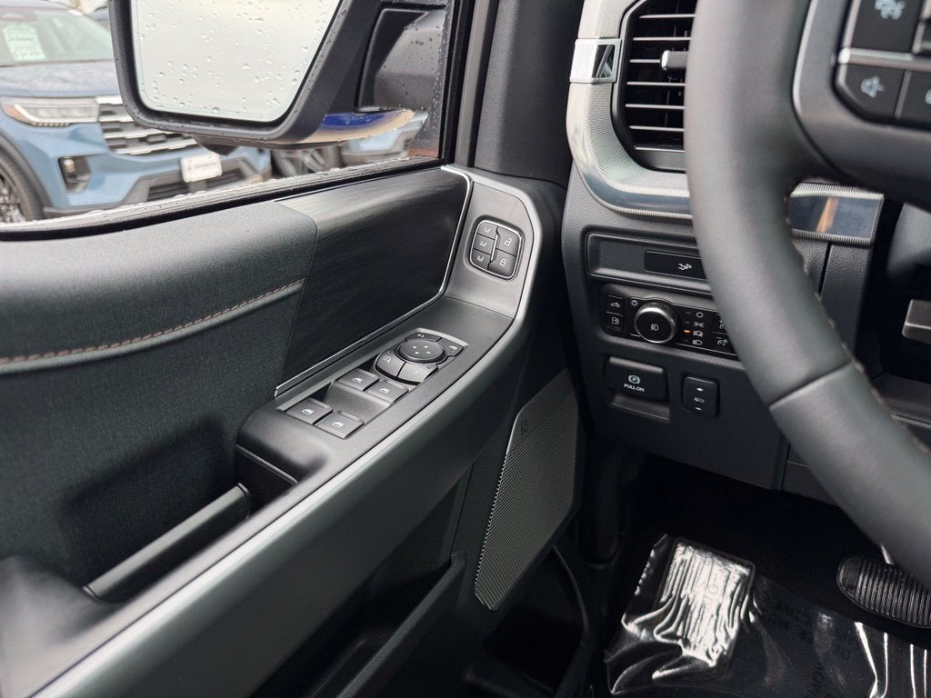 2026 Ford F-150 Lariat w/Twin Panel Roof + FX4 Pkg