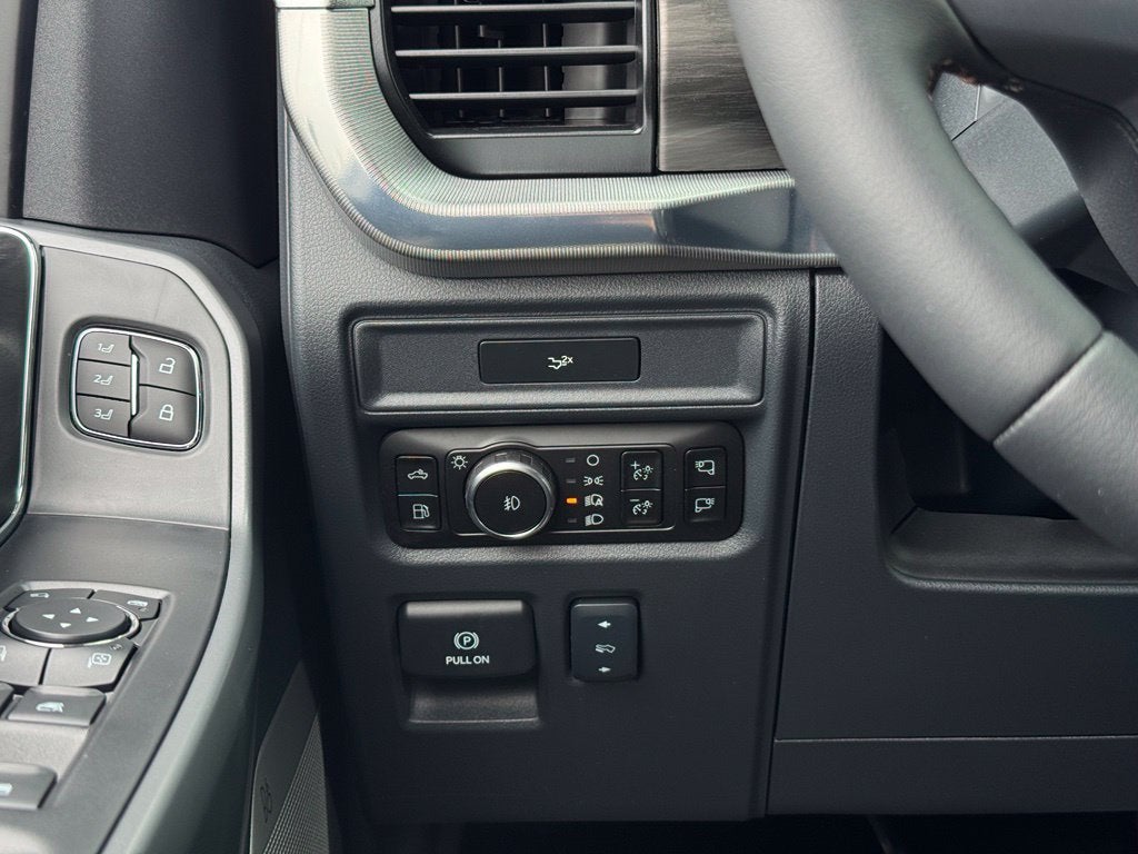 2026 Ford F-150 Lariat w/Twin Panel Roof + FX4 Pkg