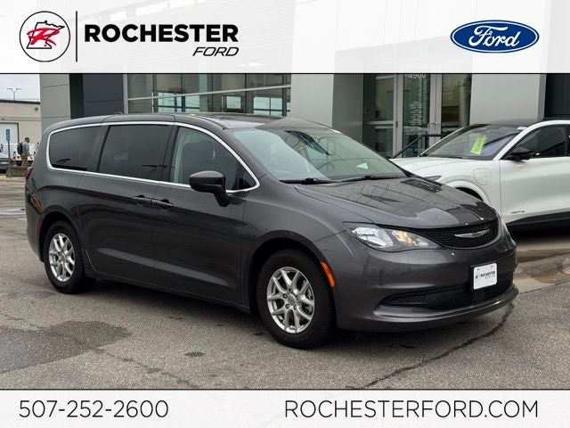 2023 Chrysler Voyager LX's photo
