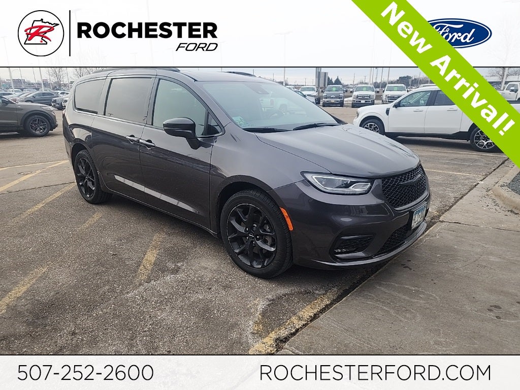 2021 Chrysler Pacifica Limited w/ 360 Camera + Seatback Video Screens