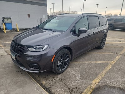 2021 Chrysler Pacifica Limited w/ 360 Camera + Seatback Video Screens