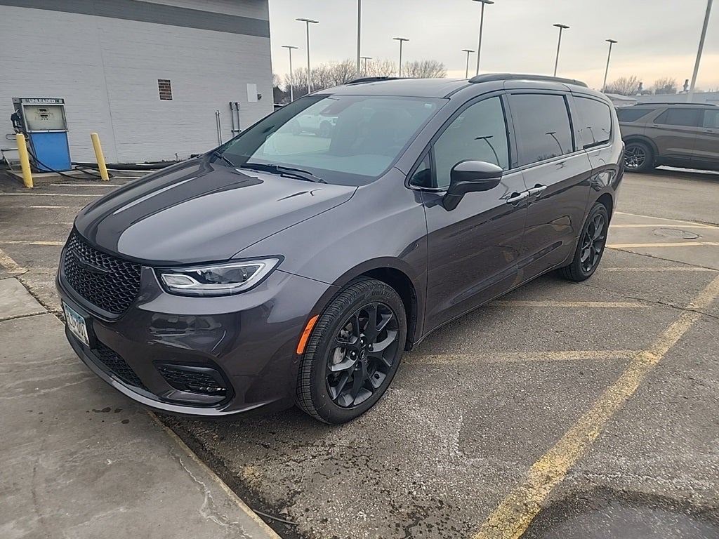 2021 Chrysler Pacifica Limited w/ 360 Camera + Seatback Video Screens
