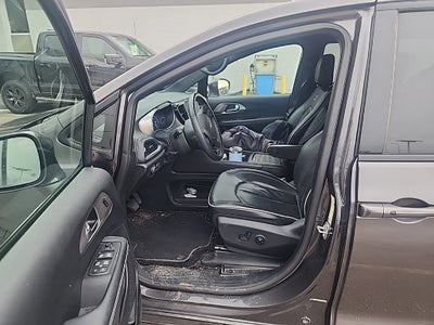 2021 Chrysler Pacifica Limited w/ 360 Camera + Seatback Video Screens