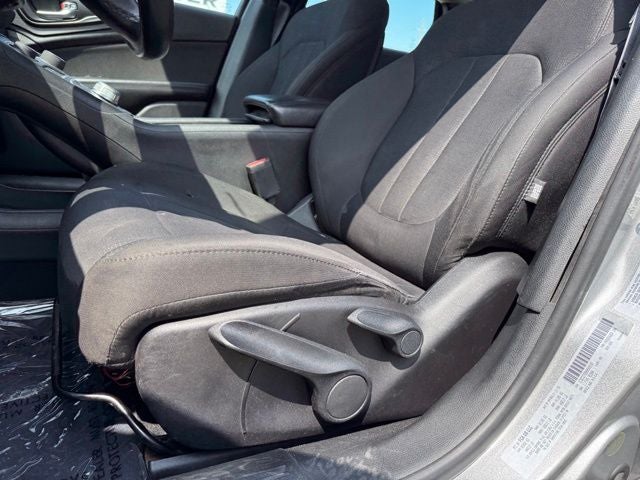 2017 Chrysler 200 LX