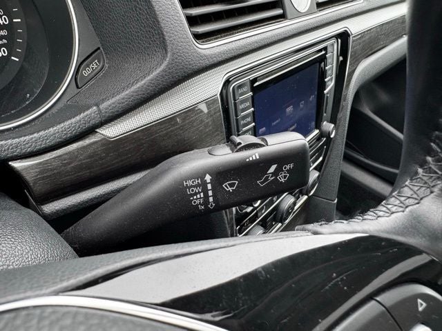 2017 Volkswagen Passat 1.8T SE w/Technology