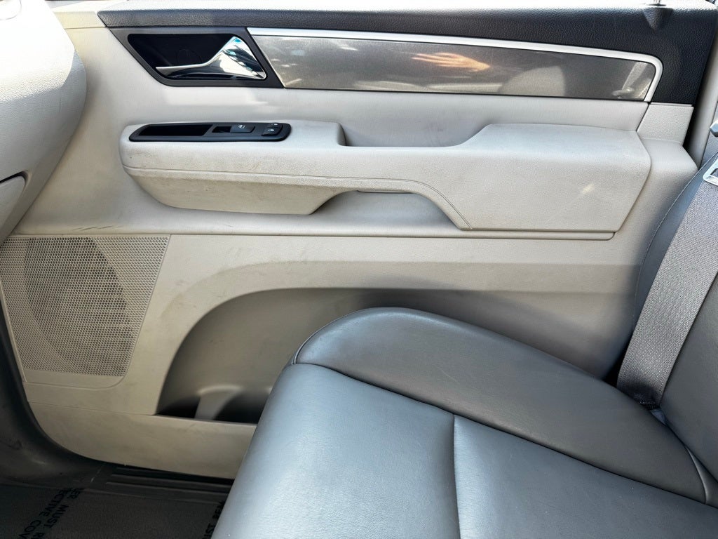 2010 Volkswagen Routan SE