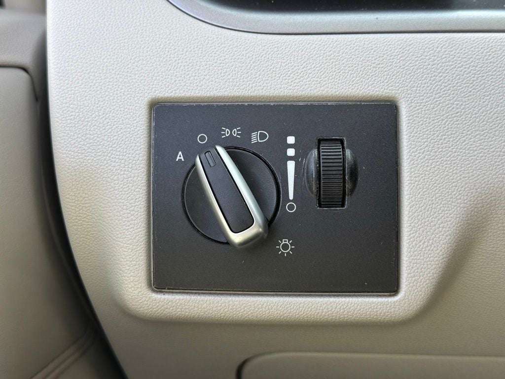 2010 Volkswagen Routan SEL