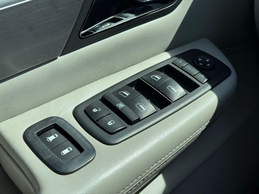 2010 Volkswagen Routan SEL