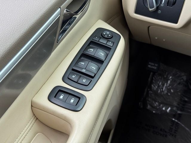 2010 Volkswagen Routan SEL
