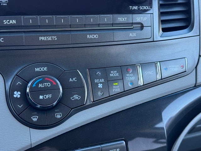 2013 Toyota Sienna LE 8 Passenger