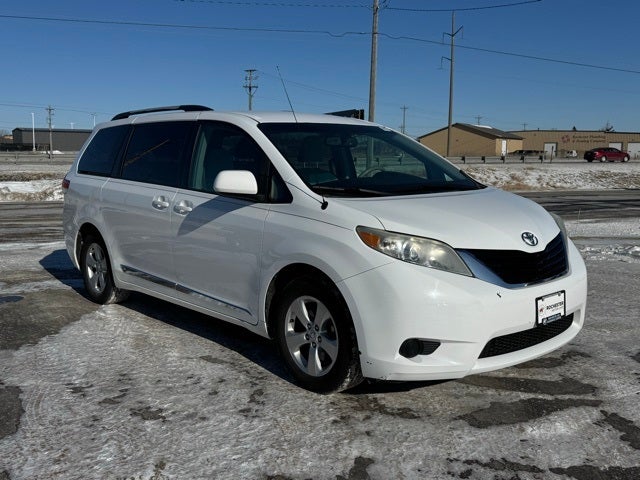 2013 Toyota Sienna LE 8 Passenger